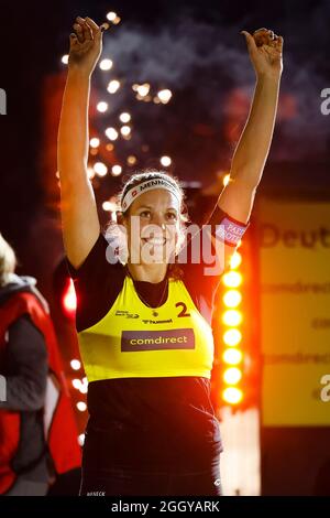 Timmendorfer Strand, Deutschland. September 2021. Volleyball/Strand: Deutsche Meisterschaften, Frauen, Viertelfinale: Laboreur/Schulz (MTV Stuttgart/DJK Tusa 06 Düsseldorf) - Bieneck/Schneider (Hamburger SV): Victoria Bieneck hebt die Arme. Nach dem Spiel hatte sie ihre aktive Karriere beendet. Quelle: Frank Molter/dpa/Alamy Live News Stockfoto