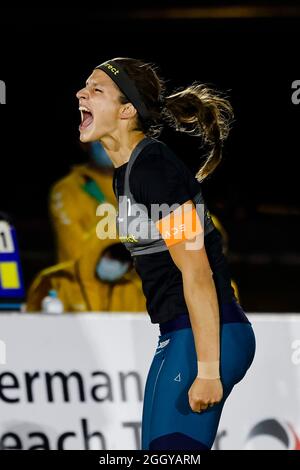 Timmendorfer Strand, Deutschland. September 2021. Volleyball/Strand: Deutsche Meisterschaften, Frauen, Viertelfinale: Laboreur/Schulz (MTV Stuttgart/DJK Tusa 06 Düsseldorf) - Bieneck/Schneider (Hamburger SV): Chantal Laboreur feiert das Erreichen des Halbfinals. Quelle: Frank Molter/dpa/Alamy Live News Stockfoto