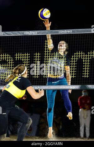 Timmendorfer Strand, Deutschland. September 2021. Volleyball/Strand: Deutsche Meisterschaften, Frauen, Viertelfinale: Laboreur/Schulz (MTV Stuttgart/DJK Tusa 06 Düsseldorf) - Bieneck/Schneider (Hamburger SV): Chantal Laboreur schlägt einen Ball über das Netz. Quelle: Frank Molter/dpa/Alamy Live News Stockfoto