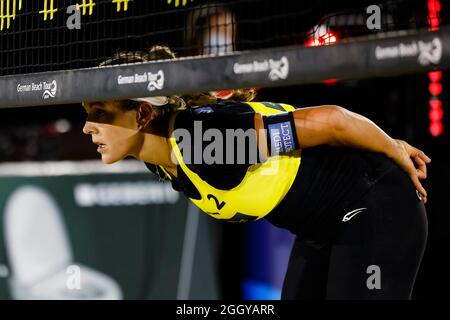 Timmendorfer Strand, Deutschland. September 2021. Volleyball/Strand: Deutsche Meisterschaften, Frauen, Viertelfinale: Laboreur/Schulz (MTV Stuttgart/DJK Tusa 06 Düsseldorf) - Bieneck/Schneider (Hamburger SV): Victoria Bieneck ist am Netz. Nach dem Spiel hatte sie ihre aktive Karriere beendet. Quelle: Frank Molter/dpa/Alamy Live News Stockfoto