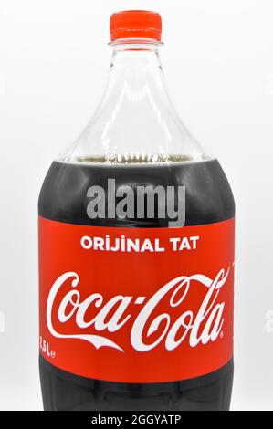 Die weltweit trinkendste Cola-Marke, 2.5-Liter-Plastikflasche Coca Cola verkauft in der Türkei, Istanbul März 09 2019 Stockfoto