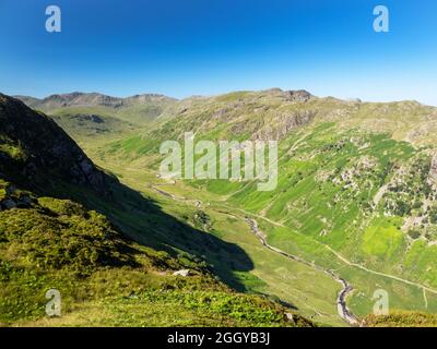 Blick auf Langstrath in Richtung Bow fiel von Eagle Crag in Borrowdale, Lake District, Großbritannien. Stockfoto