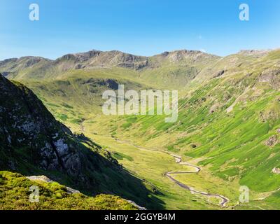 Blick auf Langstrath in Richtung Bow fiel von Eagle Crag in Borrowdale, Lake District, Großbritannien. Stockfoto