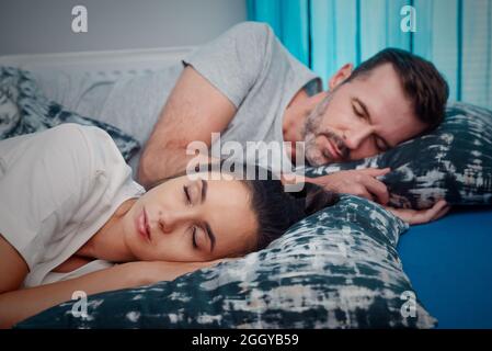 Junges Paar, das im Bett schläft. Konzept für gesunden Schlaf Stockfoto