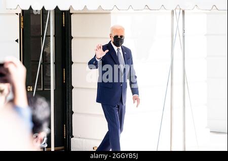 Washington DC, USA. September 2021. Präsident Joe Biden winkt der Presse zu, als er das Weiße Haus verlässt, um nach New Orleans, Louisiana, zu reisen. Kredit: SOPA Images Limited/Alamy Live Nachrichten Stockfoto