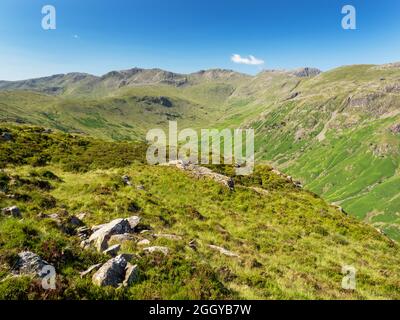 Blick auf Langstrath in Richtung Bow fiel von Eagle Crag in Borrowdale, Lake District, Großbritannien. Stockfoto