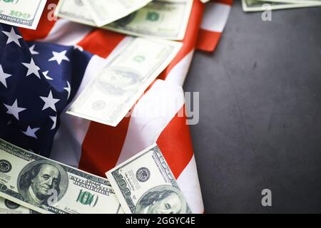 US-Recht, Justizwaagen und amerikanische Flagge. Konzept. Geld. Stockfoto