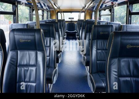 Im Oberdeck eines leeren Stagecoach-Doppeldeckerbusses aus Gold mit Sitzgelegenheiten aus Kunstleder Stockfoto