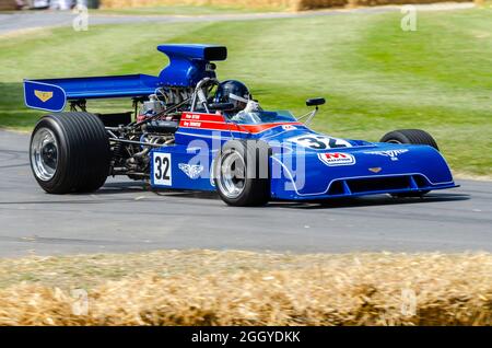 1972 Chevron B24 Formel-5000-Rennwagen beim Goodwood Festival of Speed-Rennsport-Event 2014, der den Bergaufstieg hinauffährt Stockfoto