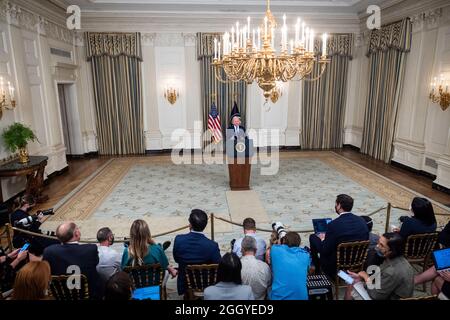 Washington DC, USA. September 2021. US-Präsident Joe Biden spricht mit den Medien über den Jobbericht im August im State Dining Room des Weißen Hauses in Washington, DC, USA, vom 03. September 2021. Die US-Wirtschaft hat im August 235,000 Arbeitsplätze hinzugefügt, was deutlich unter der Prognose der Ökonomen für 725,000 liegt. Er sprach auch über das neue Abtreibungsgesetz in Texas, das das restriktivste im Land ist.Quelle: Ken Cedeno/Pool via CNP /MediaPunch Quelle: MediaPunch Inc/Alamy Live News Stockfoto