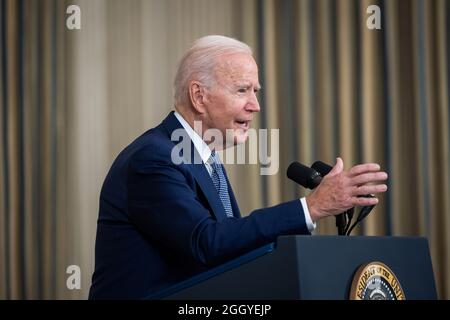 Washington DC, USA. September 2021. US-Präsident Joe Biden spricht mit den Medien über den Jobbericht im August im State Dining Room des Weißen Hauses in Washington, DC, USA, vom 03. September 2021. Die US-Wirtschaft hat im August 235,000 Arbeitsplätze hinzugefügt, was deutlich unter der Prognose der Ökonomen für 725,000 liegt. Er sprach auch über das neue Abtreibungsgesetz in Texas, das das restriktivste im Land ist.Quelle: Ken Cedeno/Pool via CNP /MediaPunch Quelle: MediaPunch Inc/Alamy Live News Stockfoto