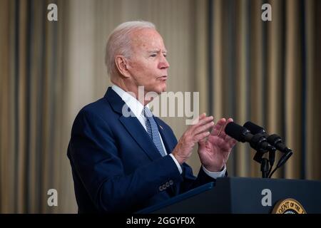 Washington DC, USA. September 2021. US-Präsident Joe Biden spricht mit den Medien über den Jobbericht im August im State Dining Room des Weißen Hauses in Washington, DC, USA, vom 03. September 2021. Die US-Wirtschaft hat im August 235,000 Arbeitsplätze hinzugefügt, was deutlich unter der Prognose der Ökonomen für 725,000 liegt. Er sprach auch über das neue Abtreibungsgesetz in Texas, das das restriktivste im Land ist.Quelle: Ken Cedeno/Pool via CNP /MediaPunch Quelle: MediaPunch Inc/Alamy Live News Stockfoto