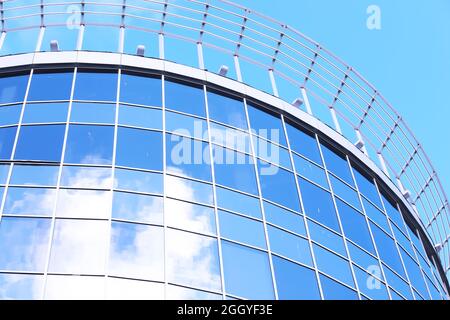 Geländer aus Glas und Edelstahl. Treppe im modernen Interieur. Glasgeländer. Niedriger Winkel Blick auf Treppen, die in Richtung eines modernen Gebäudes führen. Stockfoto
