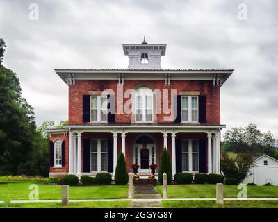 Schönes klassisches amerikanisches Foursquare Haus in einer kleinen Stadt im Bundesstaat New York Stockfoto