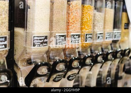 Umweltfreundliche Zero Waste Shop. Dispenser für Getreide, Nüsse und Körner in nachhaltigem Kunststoff-Lebensmittelgeschäft. Bio-Lebensmittel. Einkaufen im kleinen Stockfoto