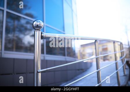 Geländer aus Glas und Edelstahl. Treppe im modernen Interieur. Glasgeländer. Niedriger Winkel Blick auf Treppen, die in Richtung eines modernen Gebäudes führen. Stockfoto
