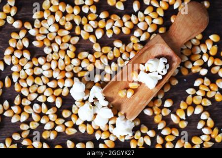 Gruppe von gelben rohen Maiskörnern süßen Mais. Getreidesamen sind Bestandteil des goldenen Maiskernes. Holztisch reife Popcorn Hintergrund. Stockfoto