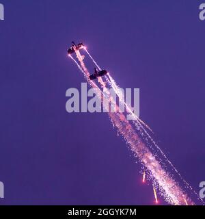 Bournemouth, Dorset, UK, 3. September 2021.Sparks fliegen während einer Luftakrobatik-Ausstellung die Glühwürmchen beim abendlichen Bournemouth Air Festival. Die Flugshow läuft bis Sonntag. Kredit: Paul Biggins/Alamy Live Nachrichten Stockfoto