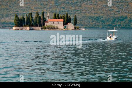 In dem kleinen beliebten Touristen- und Fischerdorf an der Küste der Bucht von Kotor in Osteuropa. Stockfoto