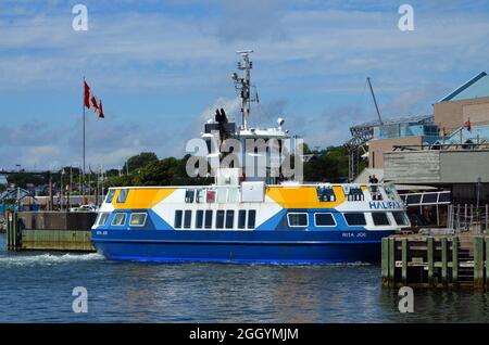 Die Halifax Transit-Fähre „Rita Joe“ legt am Alderney Landing in Dartmouth an, 2021 Stockfoto