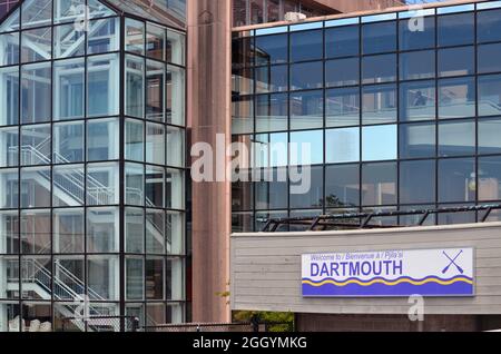 „Welcome to Dartmouth“-Schild am Fährhafen Alderney Landing, 2021 Stockfoto