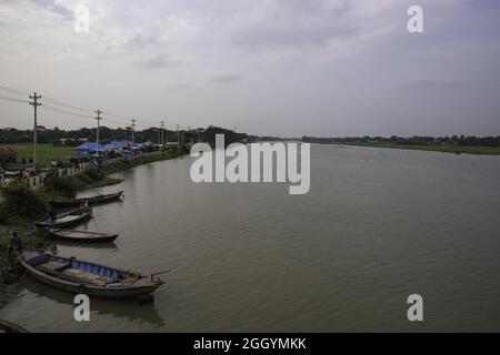 Hölzerne Fischerboote dockten am Seeufer an Stockfoto