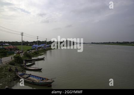 Hölzerne Fischerboote dockten am Seeufer an Stockfoto