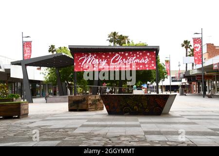 Trauriger Anblick der Outback-Stadt Muildura im Lockdown mit weihnachtlichen Schildern auf einem verlassenen Einkaufszentrum im Dezember COVID 19 Lockdown Stockfoto