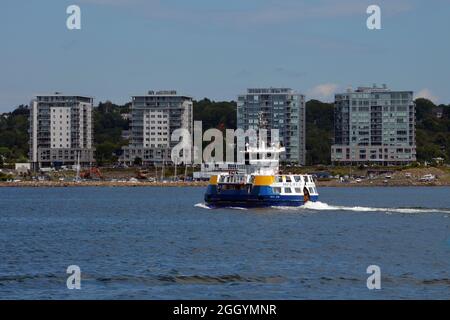 Halifax Transit Fähre 'Rita Joe' auf dem Weg nach Dartmouth im Hafen von Halifax mit King's Wharf Entwicklung im Hintergrund Stockfoto