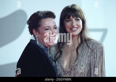 Olivia Colman und Dakota Johnson bei der Premiere von The Lost Daughter im Rahmen der 78. Internationalen Filmfestspiele von Venedig am 03. September 2021 in Venedig, Italien. Foto von Aurore Marechal/ABACAPRESS.COM Stockfoto