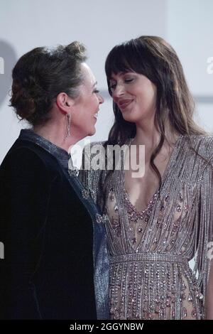 Olivia Colman und Dakota Johnson bei der Premiere von The Lost Daughter im Rahmen der 78. Internationalen Filmfestspiele von Venedig am 03. September 2021 in Venedig, Italien. Foto von Aurore Marechal/ABACAPRESS.COM Stockfoto