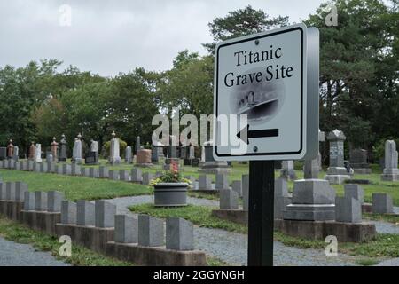 Halifax, Nova Scotia: Die Titanic Grave Site auf dem Fairview Lawn Cemetery. Schild in Richtung Friedhof Stockfoto