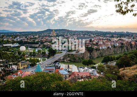 Luftbild Panoramasicht auf das Stadtzentrum von Tiflis bei Sonnenaufgang im Sommer Stockfoto