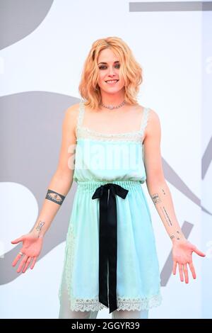 Venedig, Italien. September 2021. Die amerikanische Schauspielerin Kristen Stewart nimmt am Freitag, den 3. September 2021, an der Vorführung von 'Spencer' während der 78. Internationalen Filmfestspiele von Venedig, Italien, Teil. Foto von Rune Hellestad/ Credit: UPI/Alamy Live News Stockfoto