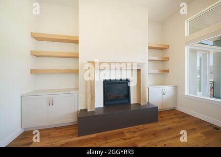 Moderner, moderner Kamin mit Holz und Fenstern Stockfoto