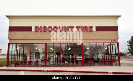 Humble, Texas USA 01-01-2020: Rabatt Reifengeschäft außen in Humble, TX. Stockfoto