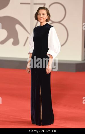Venedig, Italien. September 2021. Die amerikanische Schauspielerin Maggie Gyllenhaal nimmt am Freitag, den 3. September 2021, an der Vorführung von „The Lost Daughter“ während der 78. Internationalen Filmfestspiele von Venedig, Italien, Teil. Foto von Rune Hellestad/ Credit: UPI/Alamy Live News Stockfoto