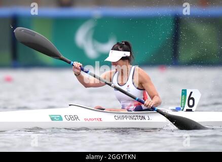 Die britische Jeanette Chippington tritt am 11. Tag der Paralympischen Spiele in Tokio 2020 in Japan im ersten Halbfinale des Women's Kayak Single 200m KL1 am Sea Forest Waterway an. Bilddatum: Samstag, 4. September 2021. Stockfoto