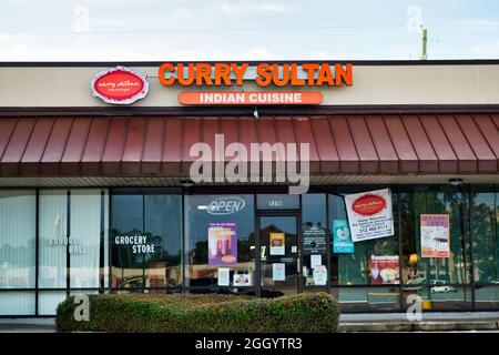 Humble, Texas USA 11-20-2019: Restaurant-Schaufenster des Restaurants „Curri Sultan“ in Humble, TX. Authentische indische Küche in einem lokalen Einkaufszentrum. Stockfoto