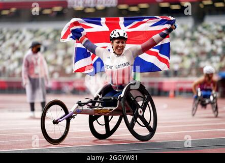 Die britische Hannah Cockroft feiert den Sieg beim 800-m-T34-Finale der Frauen im Olympiastadion am 11. Tag der Paralympischen Spiele in Tokio 2020 in Japan. Bilddatum: Samstag, 4. September 2021. Stockfoto