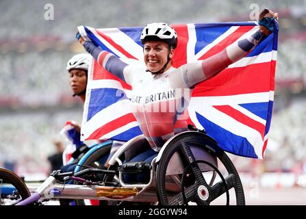 Die britische Hannah Cockroft feiert den Sieg beim 800-m-T34-Finale der Frauen im Olympiastadion am 11. Tag der Paralympischen Spiele in Tokio 2020 in Japan. Bilddatum: Samstag, 4. September 2021. Stockfoto