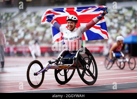 Die britische Hannah Cockroft feiert den Sieg beim 800-m-T34-Finale der Frauen im Olympiastadion am 11. Tag der Paralympischen Spiele in Tokio 2020 in Japan. Bilddatum: Samstag, 4. September 2021. Stockfoto