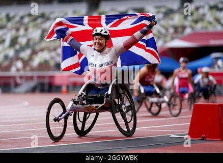 Die britische Hannah Cockroft feiert den Sieg beim 800-m-T34-Finale der Frauen im Olympiastadion am 11. Tag der Paralympischen Spiele in Tokio 2020 in Japan. Bilddatum: Samstag, 4. September 2021. Stockfoto