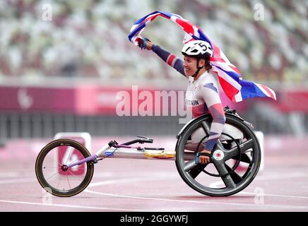 Die britische Hannah Cockroft feiert den Sieg beim 800-m-T34-Finale der Frauen im Olympiastadion am 11. Tag der Paralympischen Spiele in Tokio 2020 in Japan. Bilddatum: Samstag, 4. September 2021. Stockfoto