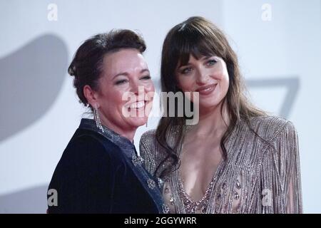 Venedig, Italien. September 2021. Olivia Colman und Dakota Johnson bei der Premiere von The Lost Daughter im Rahmen der 78. Internationalen Filmfestspiele von Venedig am 03. September 2021 in Venedig, Italien. Foto von Paolo Cotello/imageSPACE Credit: Imagespace/Alamy Live News Stockfoto