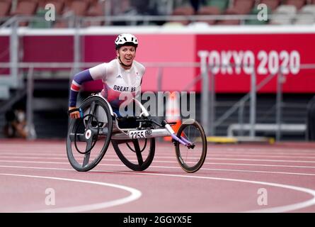 Die britische Hannah Cockroft feiert den Sieg beim 800-m-T34-Finale der Frauen im Olympiastadion am 11. Tag der Paralympischen Spiele in Tokio 2020 in Japan. Bilddatum: Samstag, 4. September 2021. Stockfoto