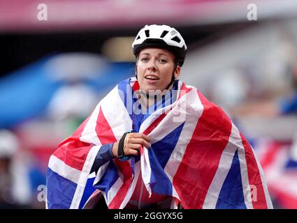 Die britische Hannah Cockroft feiert den Sieg beim 800-m-T34-Finale der Frauen im Olympiastadion am 11. Tag der Paralympischen Spiele in Tokio 2020 in Japan. Bilddatum: Samstag, 4. September 2021. Stockfoto