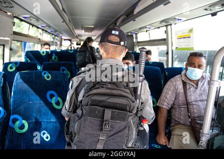 Ost-Jerusalem, Israel. September 2021. Bewaffnete israelische Streitkräfte Soldaten der Grenzkontrolleinheit, die die Beschränkungen des öffentlichen Verkehrs Covid-19 in Ostjerusalem durchsetzen. Geldstrafen für diejenigen, die keine Maske tragen. Laut den Busfahrern ist dies in den letzten Wochen ein lockeres Ereignis in den palästinensischen Gebieten der Stadt. Palästina / Israel, Jerusalem. September 2021. Kredit: Matan Golan/Alamy Live Nachrichten Stockfoto