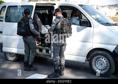 Ost-Jerusalem, Israel. September 2021. Bewaffnete israelische Streitkräfte Soldaten der Grenzkontrolleinheit, die die Beschränkungen des öffentlichen Verkehrs Covid-19 in Ostjerusalem durchsetzen. Geldstrafen für diejenigen, die keine Maske tragen. Laut den Busfahrern ist dies in den letzten Wochen ein lockeres Ereignis in den palästinensischen Gebieten der Stadt. Palästina / Israel, Jerusalem. September 2021. Kredit: Matan Golan/Alamy Live Nachrichten Stockfoto