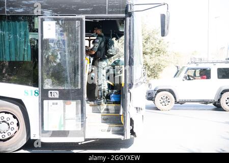 Ost-Jerusalem, Israel. September 2021. Bewaffnete israelische Streitkräfte Soldaten der Grenzkontrolleinheit, die die Beschränkungen des öffentlichen Verkehrs Covid-19 in Ostjerusalem durchsetzen. Geldstrafen für diejenigen, die keine Maske tragen. Laut den Busfahrern ist dies in den letzten Wochen ein lockeres Ereignis in den palästinensischen Gebieten der Stadt. Palästina / Israel, Jerusalem. September 2021. Kredit: Matan Golan/Alamy Live Nachrichten Stockfoto